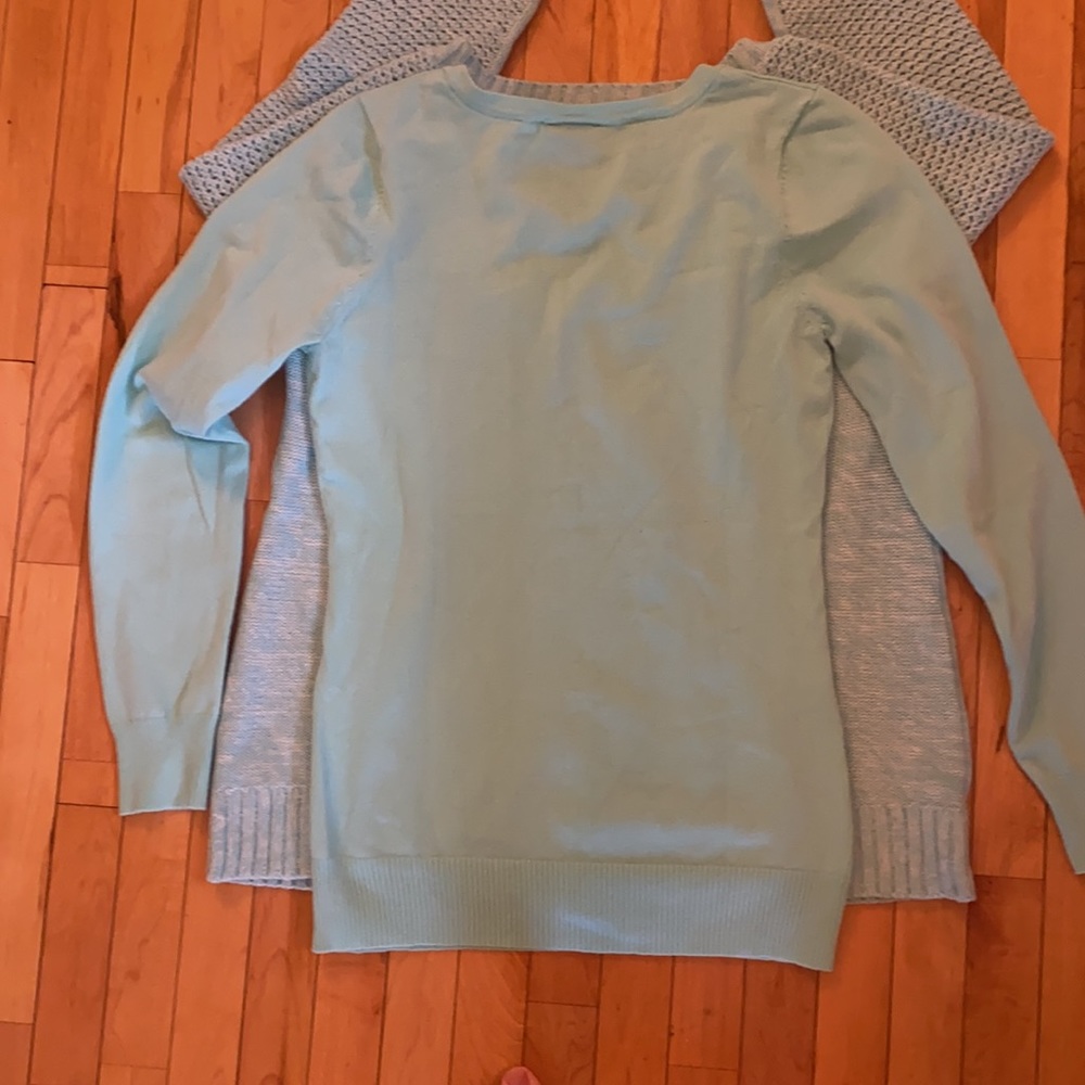 Two large sweaters - Picture 7 of 7